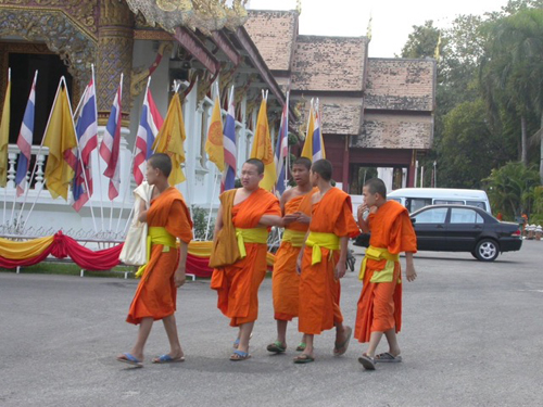 Buddhist monks dress with conformity to help a simple and meditative life 