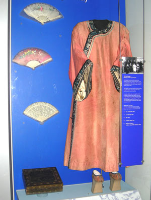 Chinese costume and fans in museum display