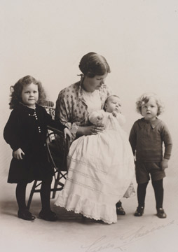 Sepia photograph of Emily Tinne and her children