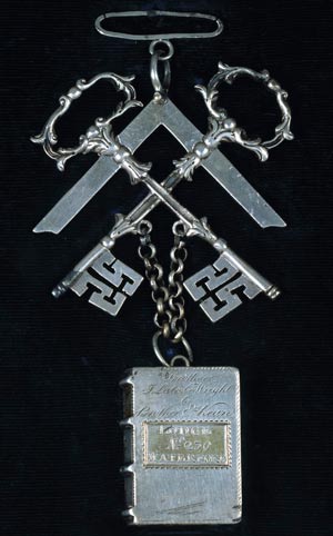 Crossed keys medal