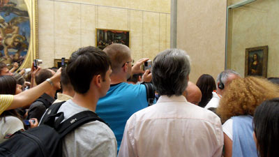crowd in front of the Mona Lisa