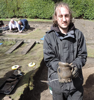 Volunteer with pot he excavated in Rainford