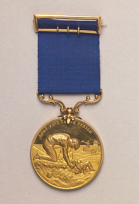 gold medal showing shipwreck survivors